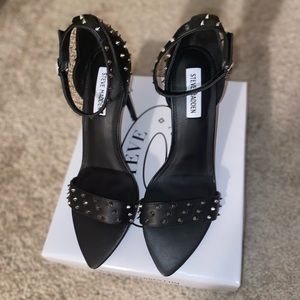 Steven Madden Shea Black W/Studs Sandals.